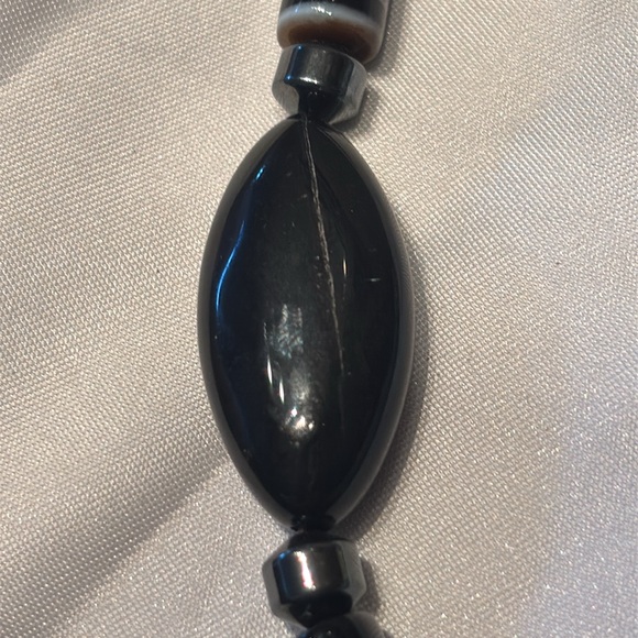 Black stone necklace. - Picture 4 of 6